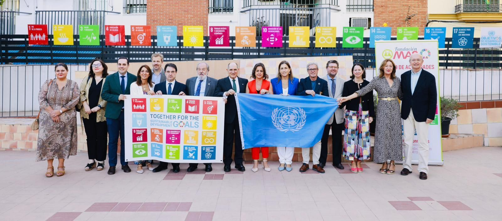 Foto de familia en el Centro ODS de Fundación MAS.