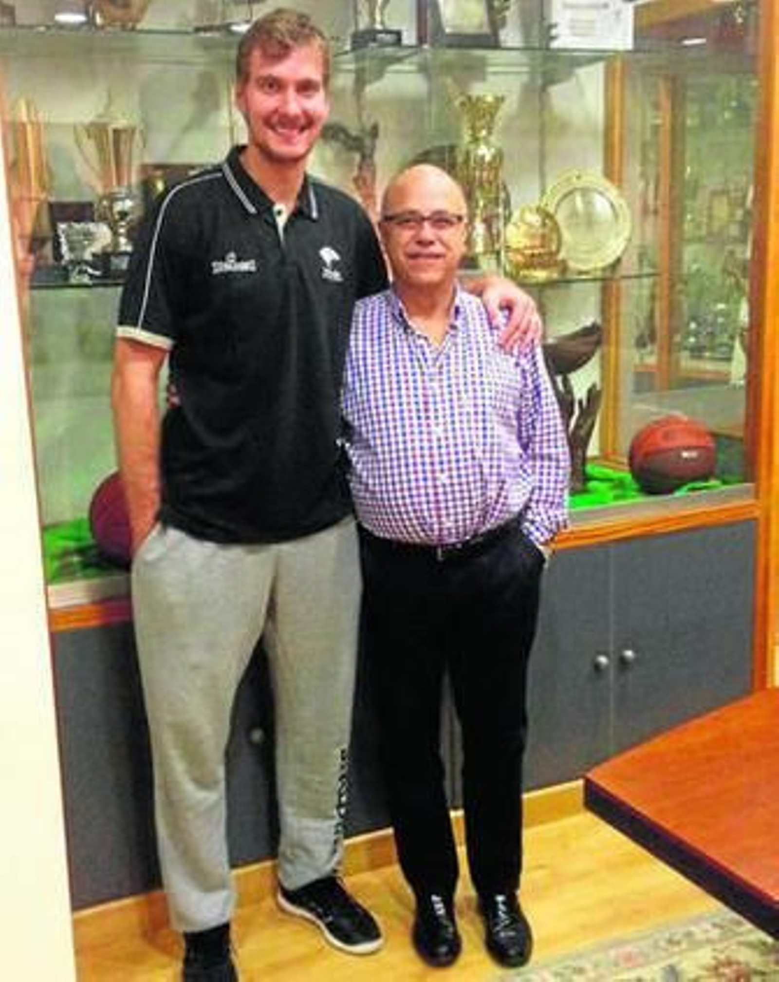 Eduardo García, acompañado de Zoran Dragic, ayer, en la sede del club.