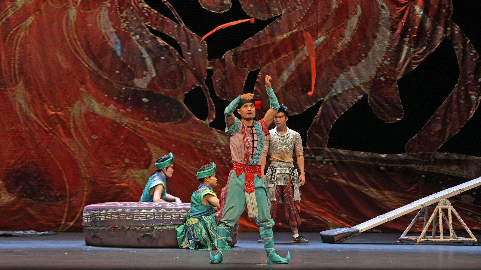 Imágenes del 'Gran Circo Acrobático de China' en el Teatro Villamarta