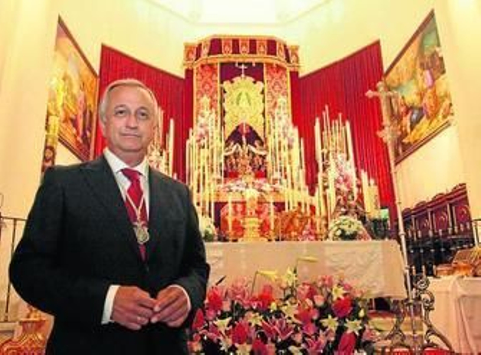 Juan Ferrer Luna ante el Simpecado de Huelva en el triduo celebrado en la parroquia de la Concepción.