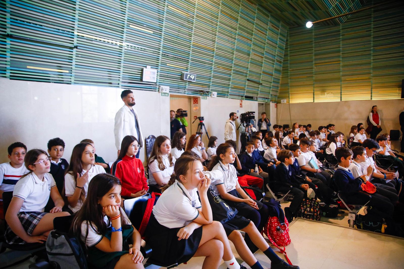 Visita al Ayuntamiento de Almería del colegio Virgen de Fátima, en imágenes
