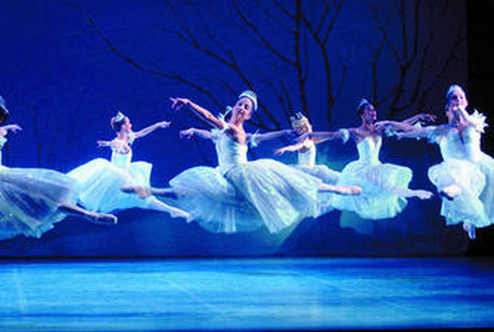 Una brillante escena de conjunto de 'El cascanueces, un cuento de Navidad' del Ballet de la Ópera de Düsseldorf.