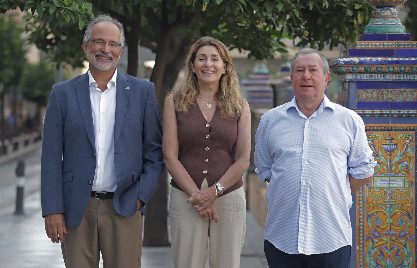 Manuel Acosta, catedrático de la Universidad de Cádiz; Pilar Cañete, secretaria general de la AGI, y Antonio Moreno, presidente de honor de la entidad