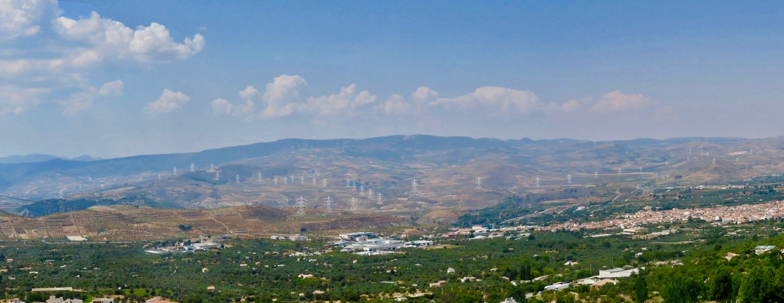 NIGÜELAS. La plataforma Di No a las Torres pinta el ‘después’ de la instalación de la línea de alta tensión. Red Eléctrica dice que no se ajustan a la realidad