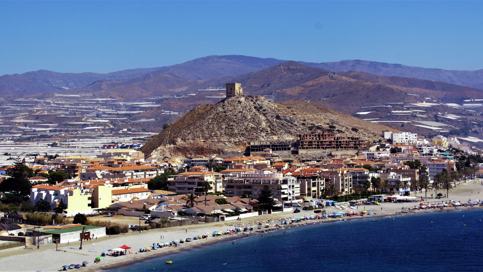 Castell de Ferro, con el castillo en el cerro
