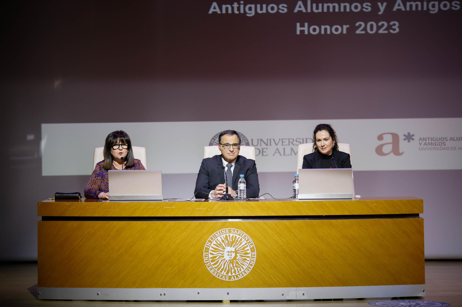 Imágenes del acto de reconocimiento a antiguos alumnos y amigos de honor en la UAL