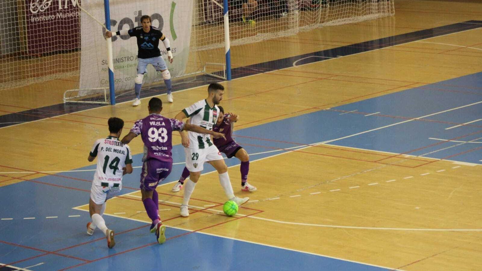 Saura protege el balón ante la marca de Rafa López junto a Pablo del Moral y Vilela, y la mirada de Barrón.