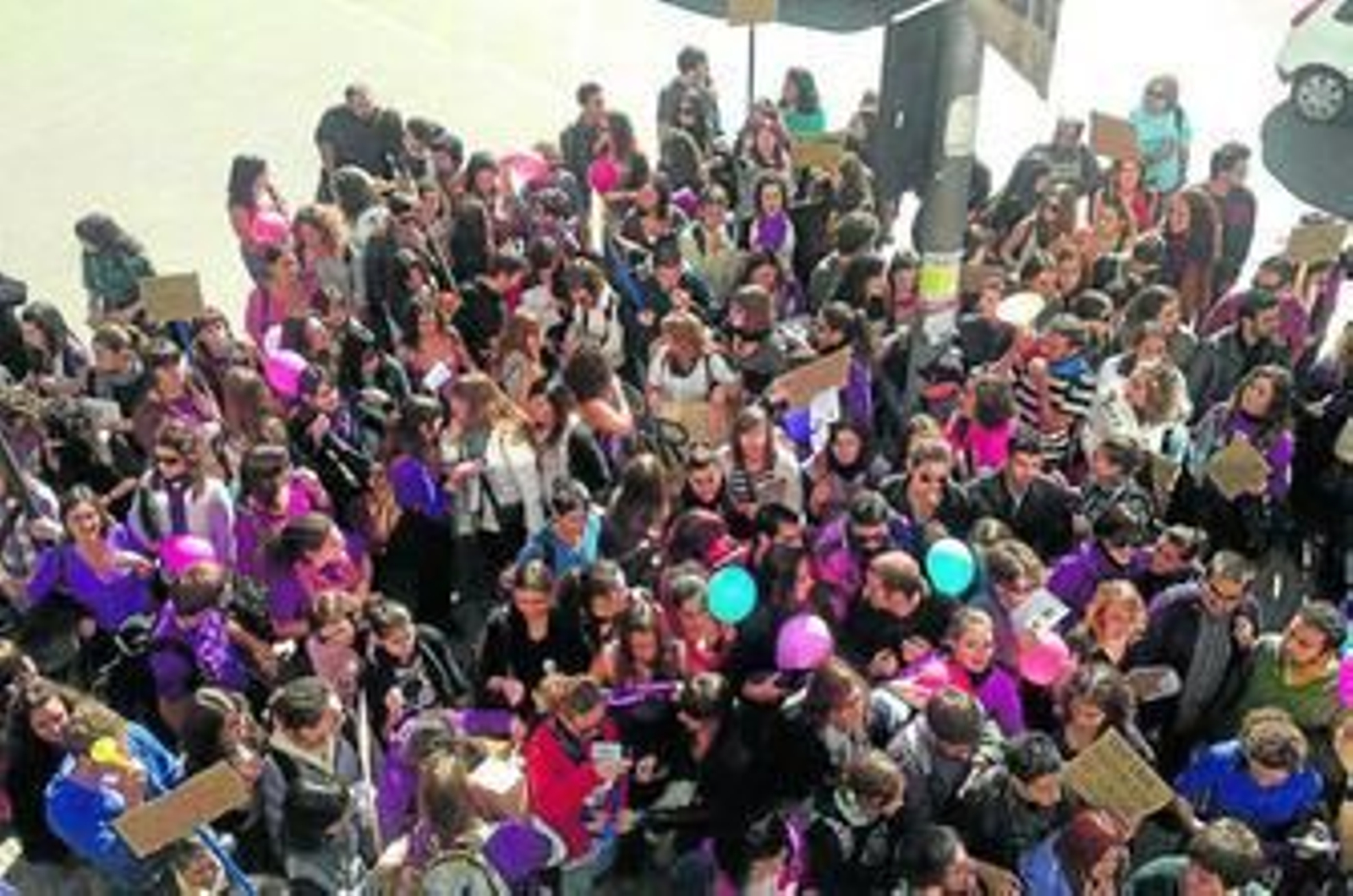 Estudiantes de Psicología de la UGR, durante su protesta ayer en Granada.