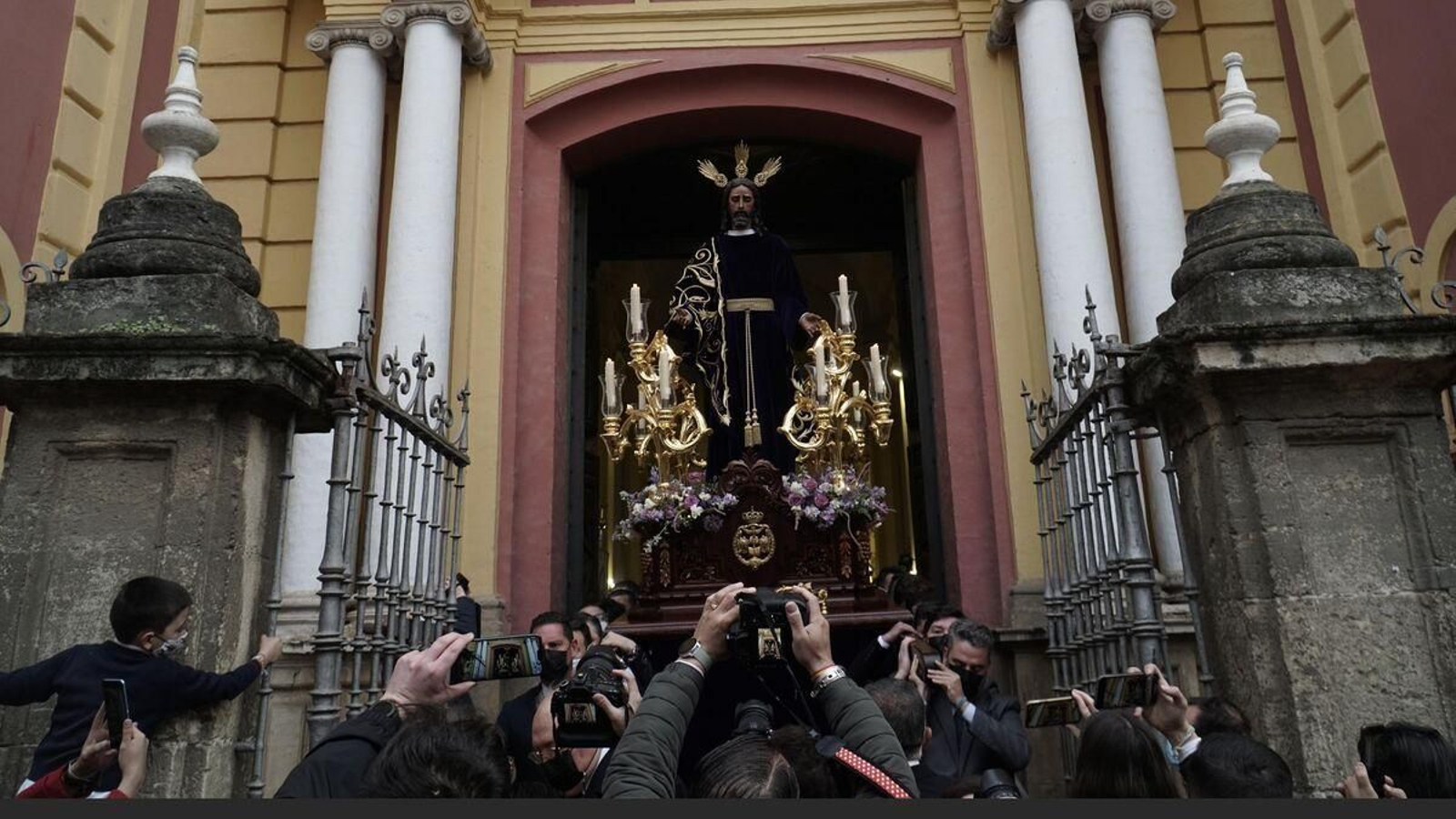 El Señor de la Redención saliendo de San Ildefonso en su traslado a Los Gitanos