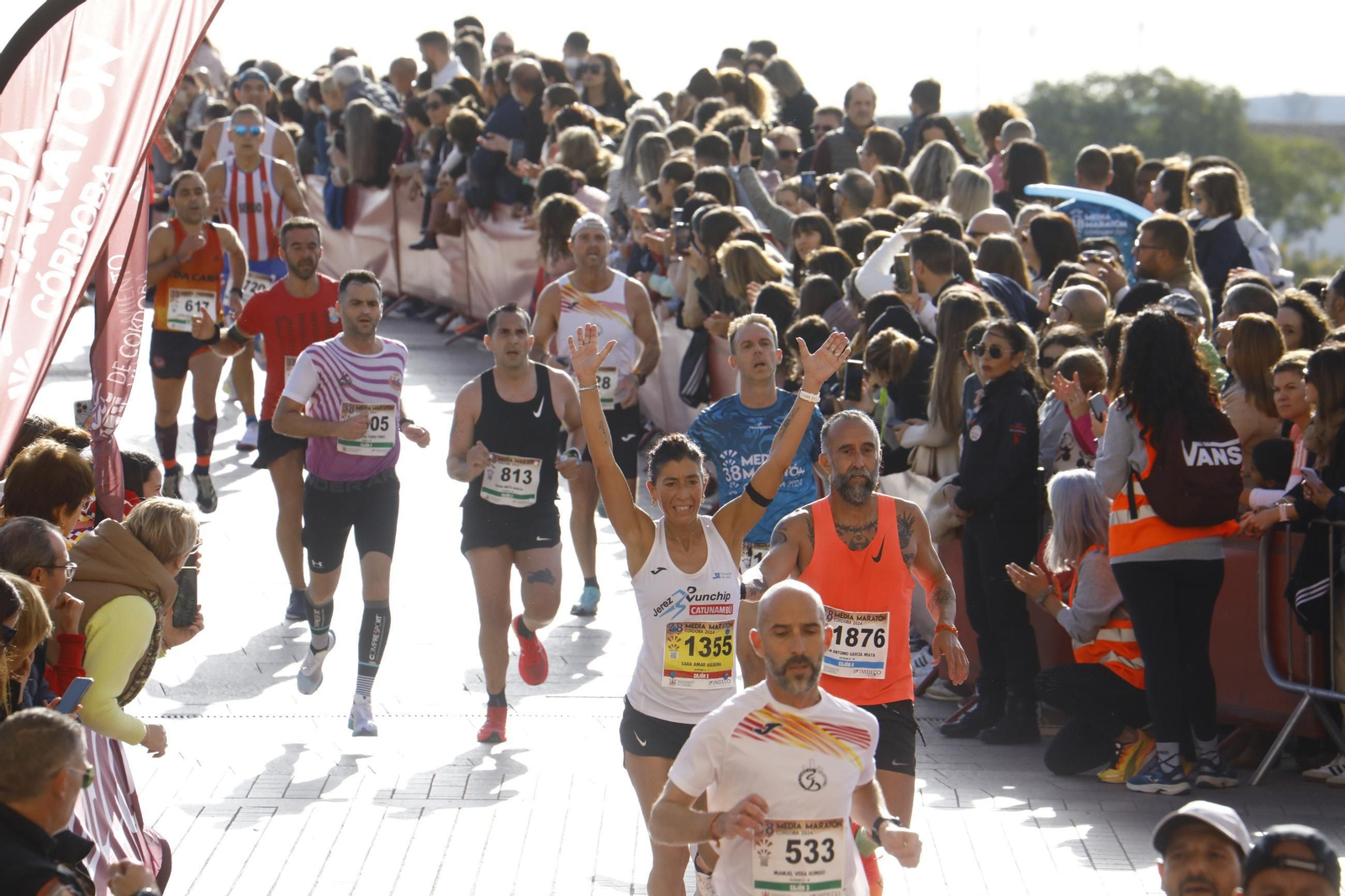 La gloria de cruzar la Puerta del Puente: las fotos de la línea de meta de la Media Maratón de Córdoba 2024