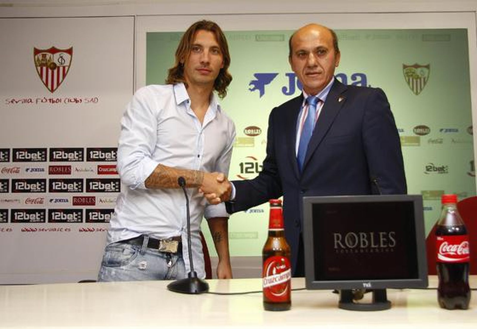 Alexis Ruano y José María del Nido estrechan la mano.

Foto: Belén Vargas