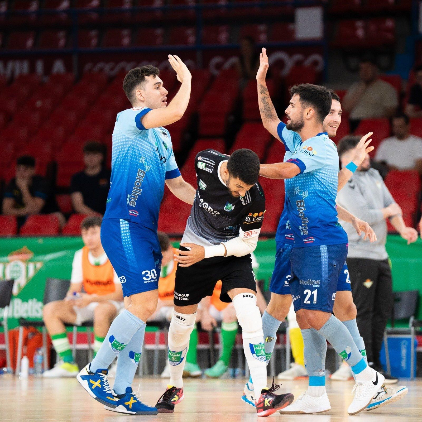 Los celestes celebran uno de sus tantos conseguidos frente al filial verdiblanco.