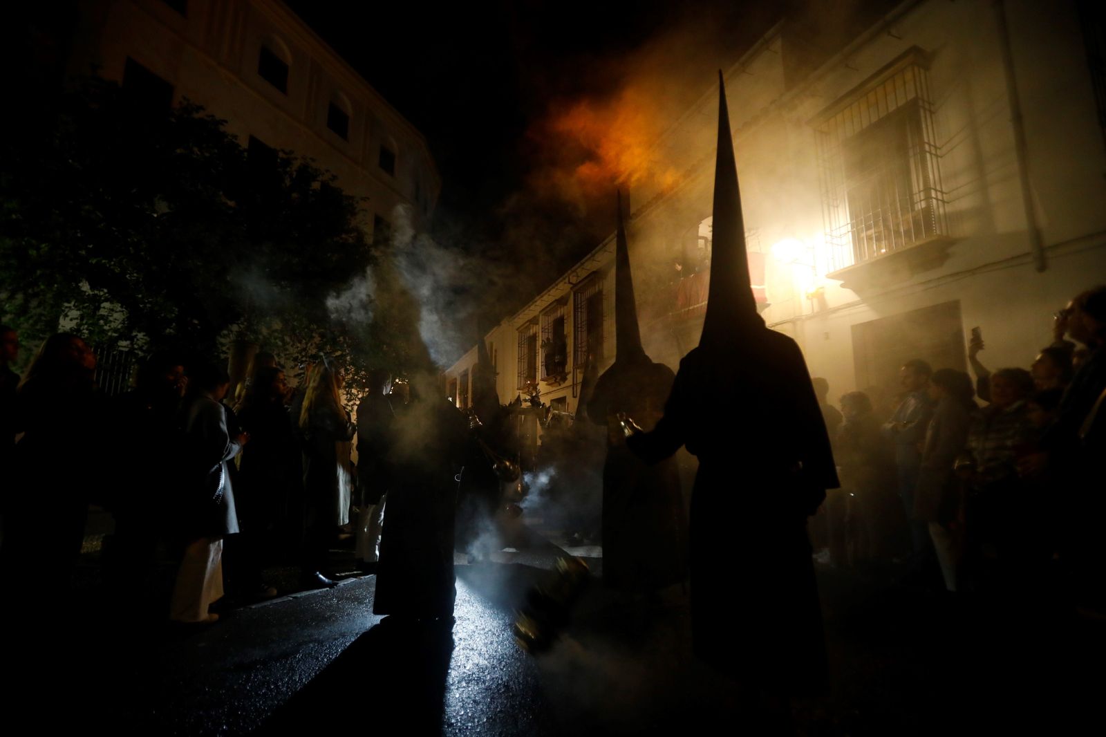 Las imágenes de la procesión del Vía Crucis de Córdoba este Lunes Santo