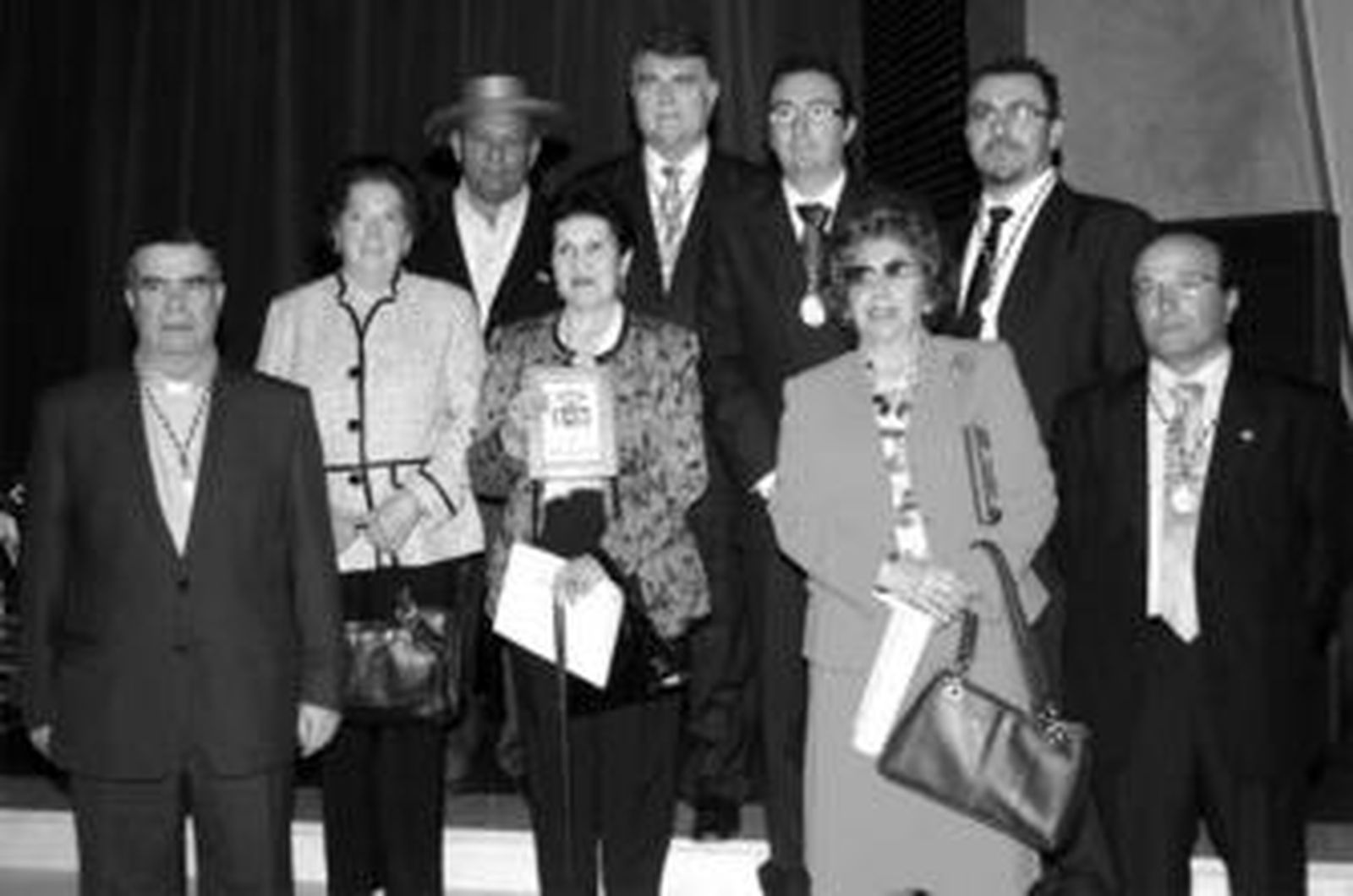 Los galardonados posan para la foto de grupo con el alcalde de Lepe, Manuel Andrés González..