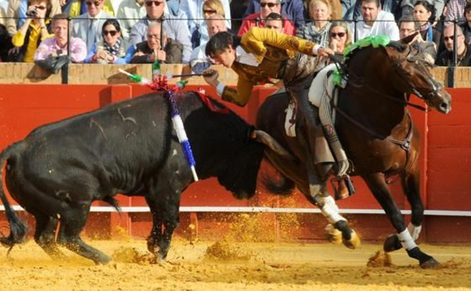 Diego Ventura en plena faena con el segundo astado.

Foto: Juan Carlos Vazquez