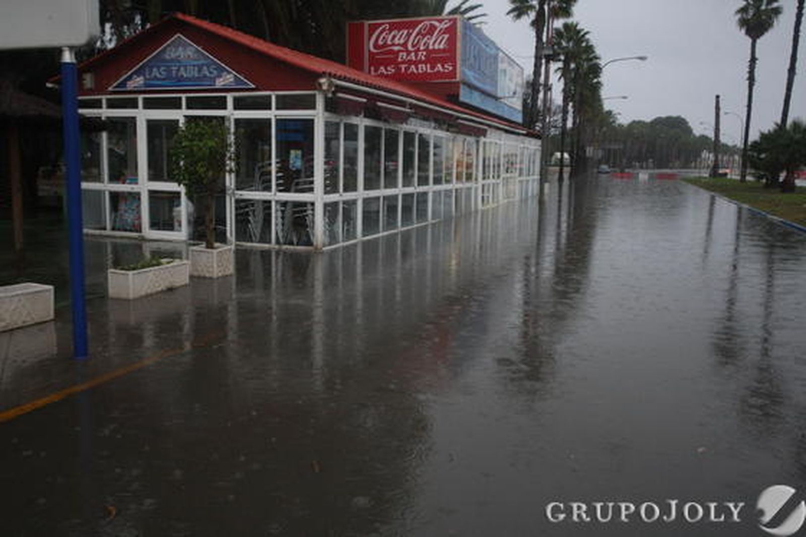 Los bomberos realizan más de treinta intervenciones por achique de agua en apenas cinco horas, sobre todo en La Línea y Algeciras./Fotos:Fran Montes/Paco Guerrero

Foto: Fran Montes/Paco Guerrero
