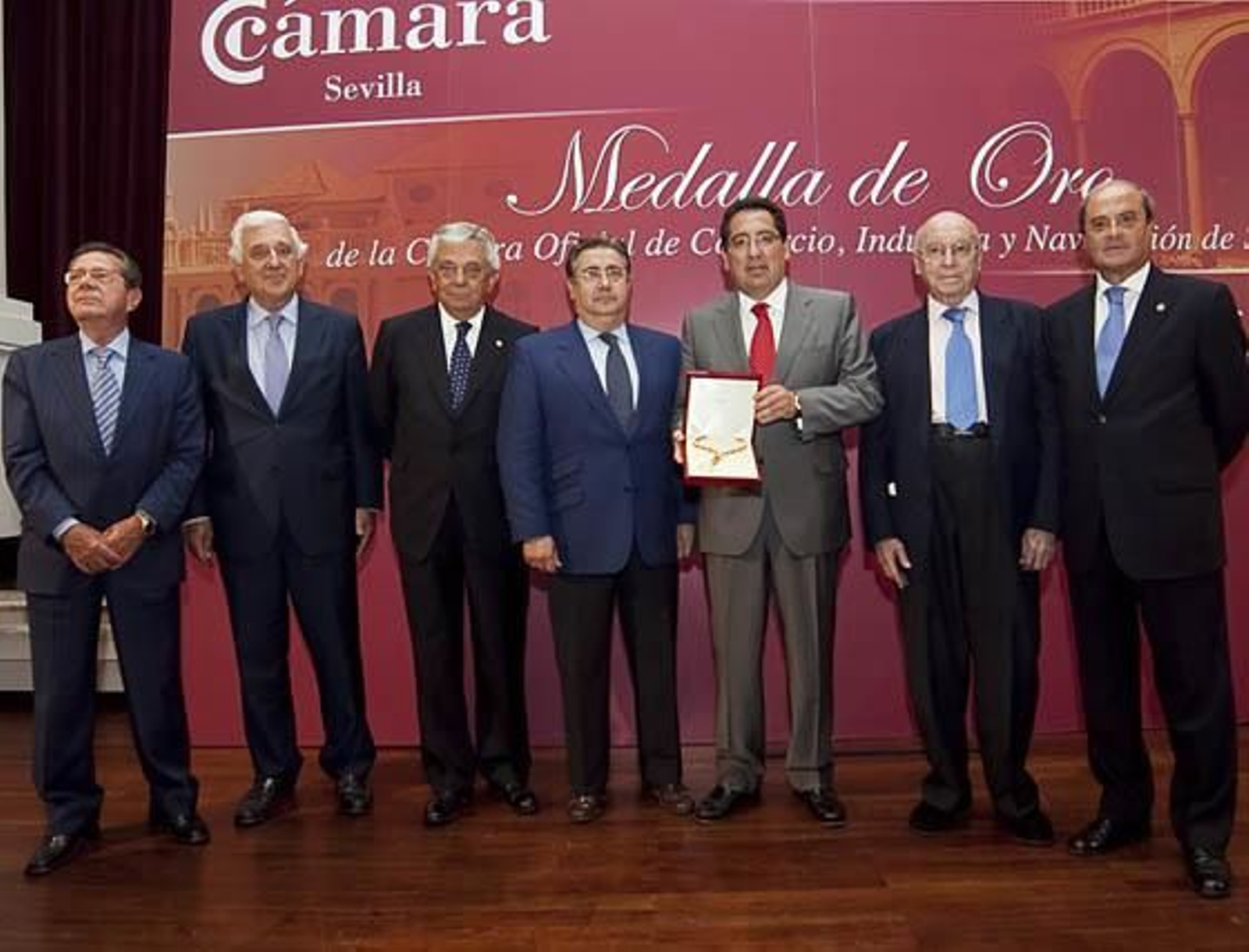 Los presidentes de la CES, Antonio Galadí; de la CEA, Santiago Herrero, y de la Cámara de Comercio, Francisco Herrero; Juan Ignacio Zoido, alcalde de Sevilla; Antonio Pulido, presidente de Cajasol y copresidente de Cajasol Banca Cívica; el catedrático de Derecho Administrativo y presidente del Consejo Editorial de Grupo Joly, Manuel Clavero Arévalo y Antonio Ponce, presidente del Consejo Andaluz de Cámaras.  Foto: Victoria Ramírez