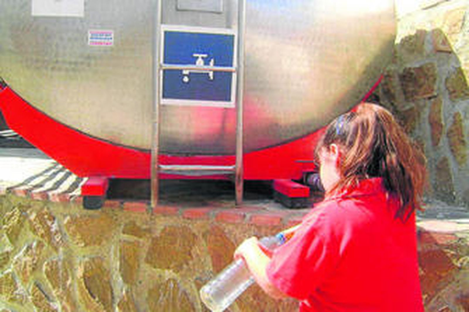 Los vecinos se abastecen con el agua de las cubas que el Ayuntamiento suministra a las viviendas.