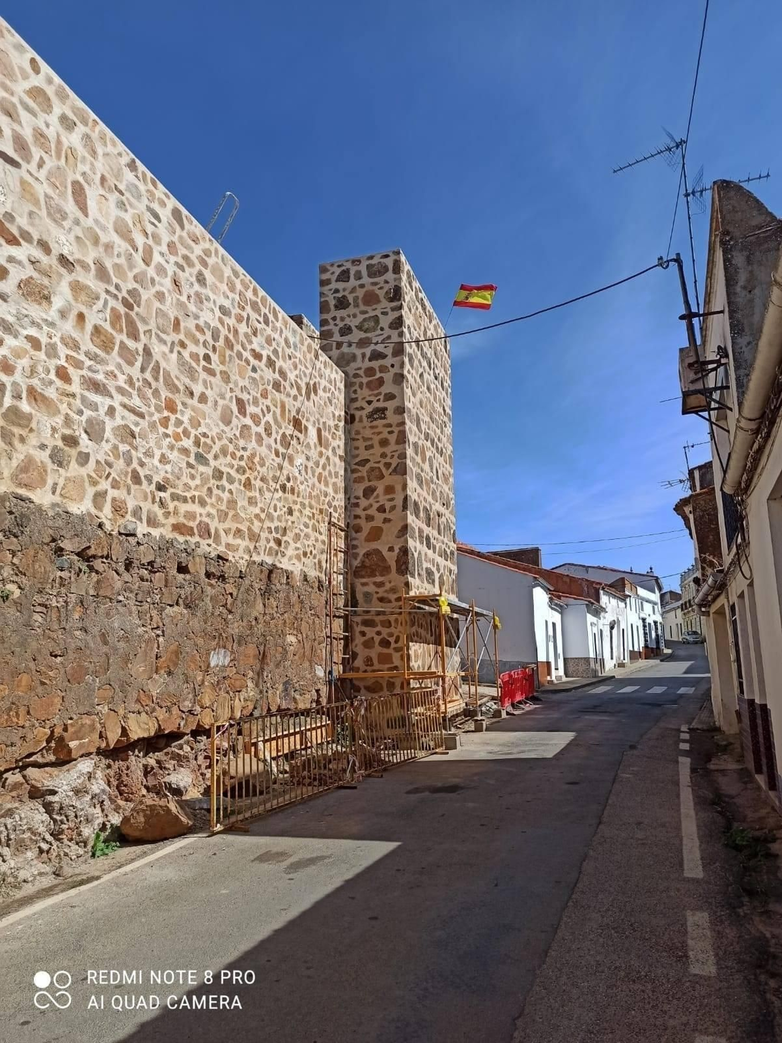 Otra perspectiva desde la que se observa en primer término la reconstrucción del lienzo del paseo de ronda del castillo, donde se aprecian las diferencias de la intervención.