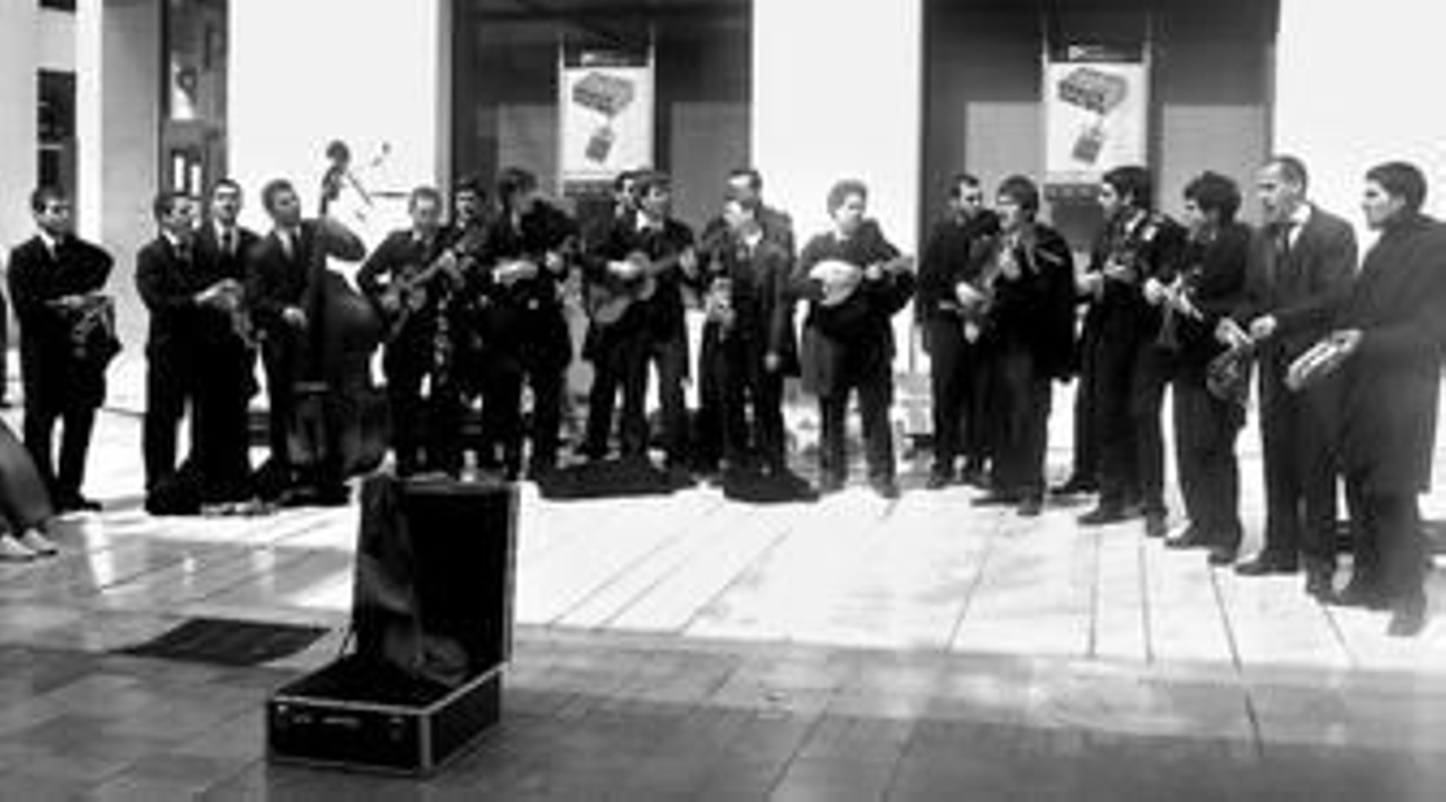 La tuna de la Facultad de Económicas de Oporto, en la calle Larios: demasiado abrigados para la que está cayendo.