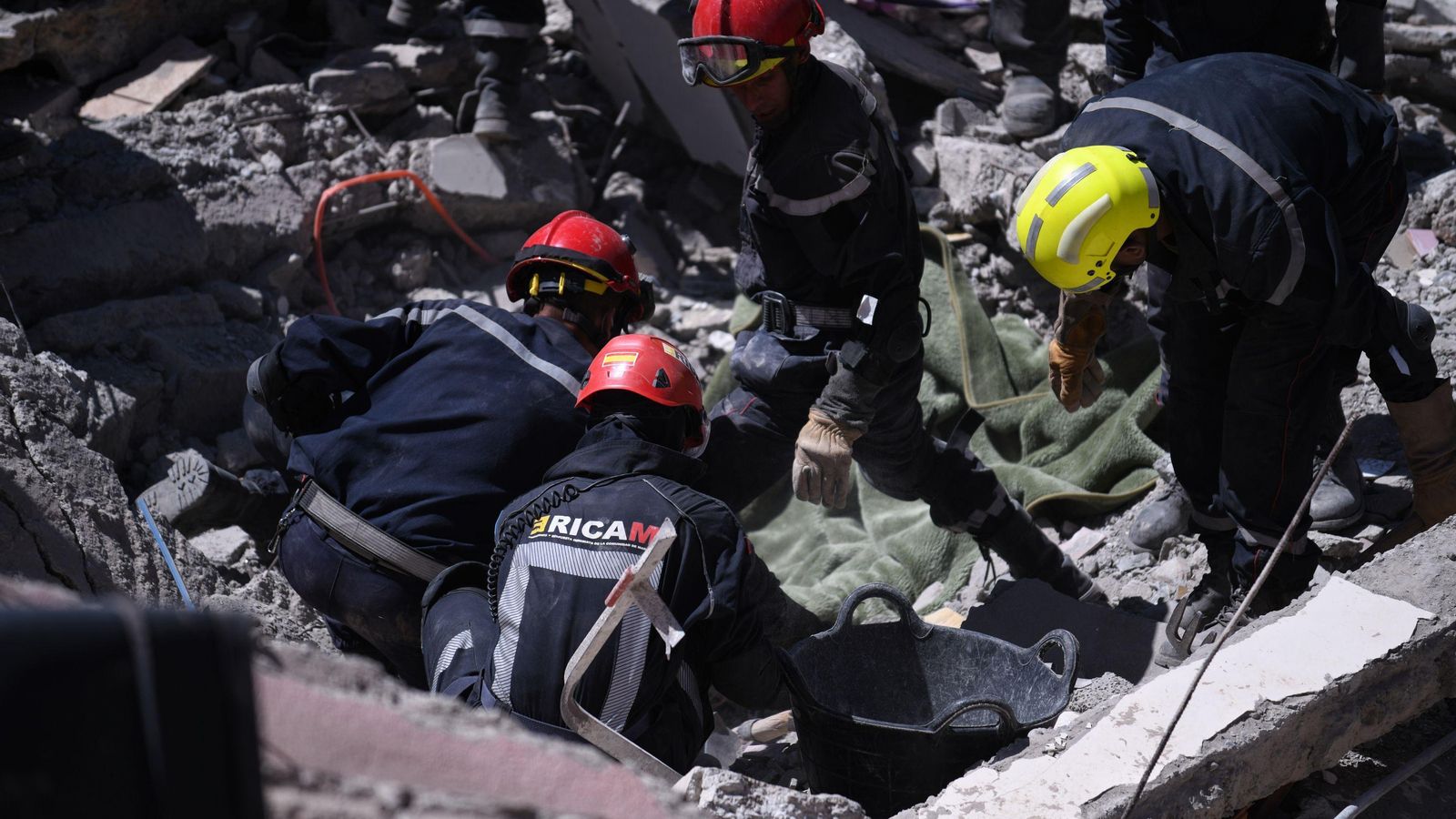 Bomberos y voluntarios colaboran en las labores de rescate de las víctimas del terremoto de Marruecos