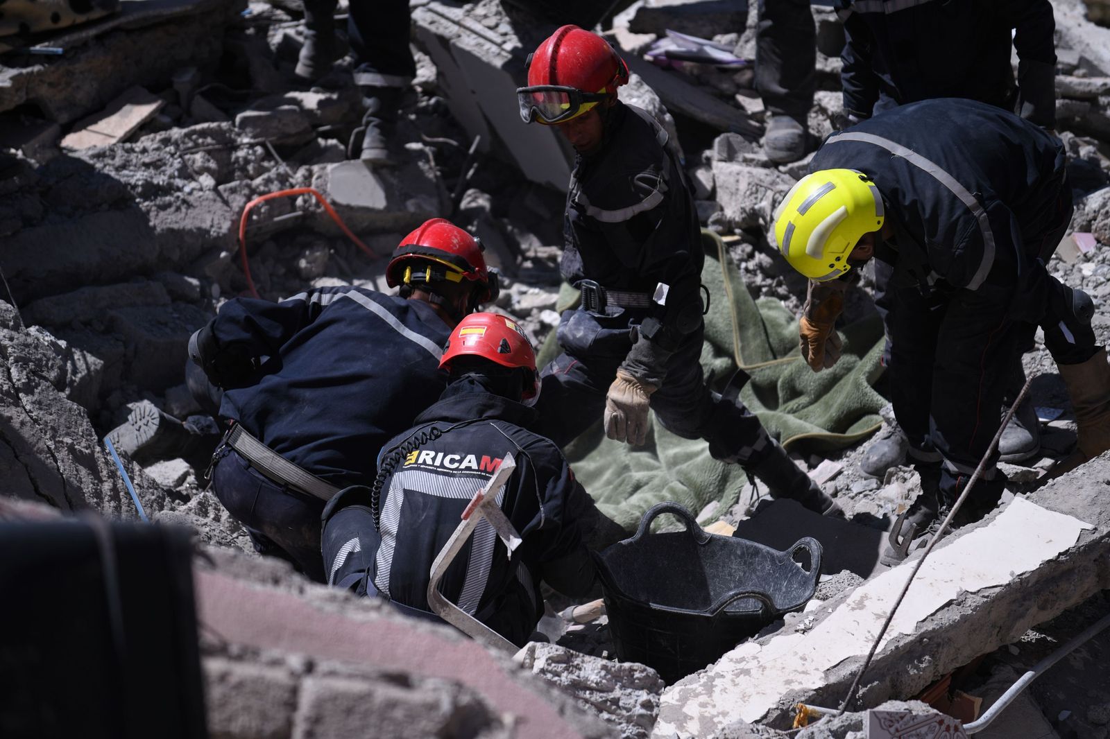 Bomberos y voluntarios colaboran en las labores de rescate de las víctimas del terremoto de Marruecos