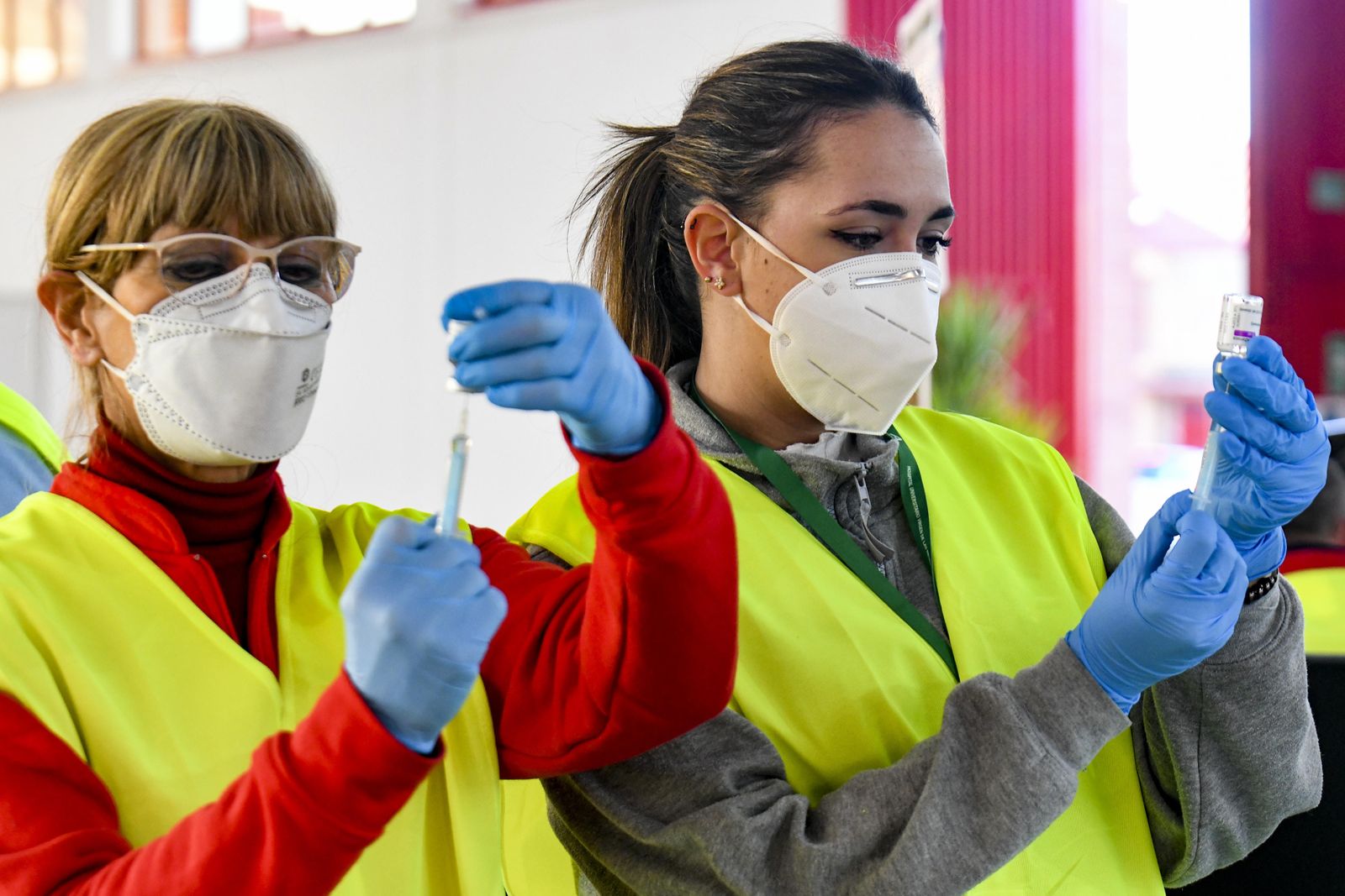 Dos enfermeras preparan vacunas extrayendo dosis de los viales de AstraZeneca en Granada.