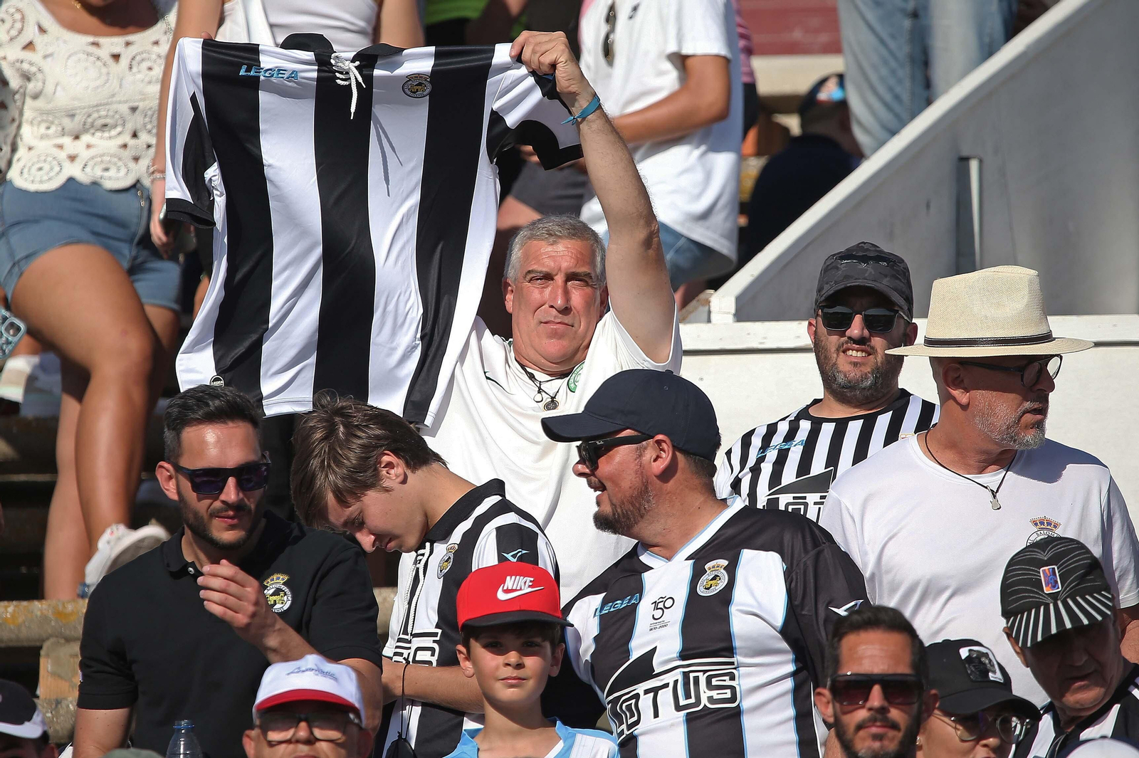 Fotos de la afición durante el Balona - Córdoba en el estadio municipal de La Línea