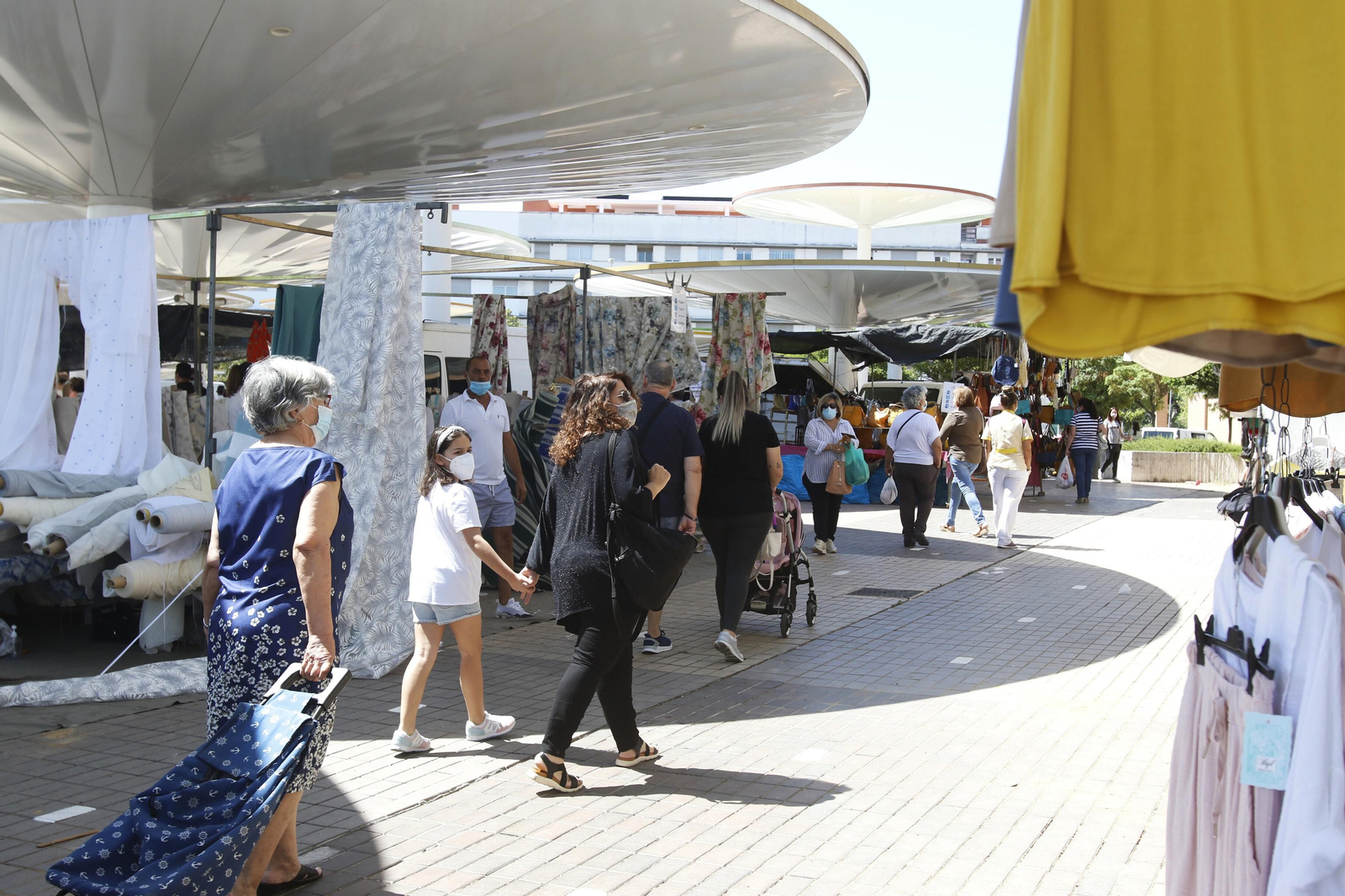El regreso de los mercadillos de Córdoba tras la crisis del coronavirus, en fotos