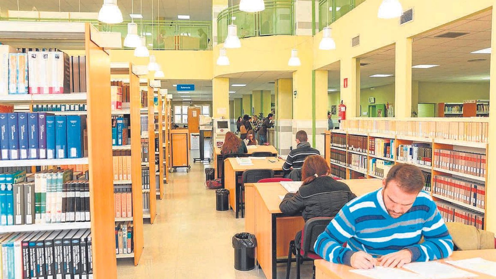 Alumnos estudiando en la Biblioteca Central.