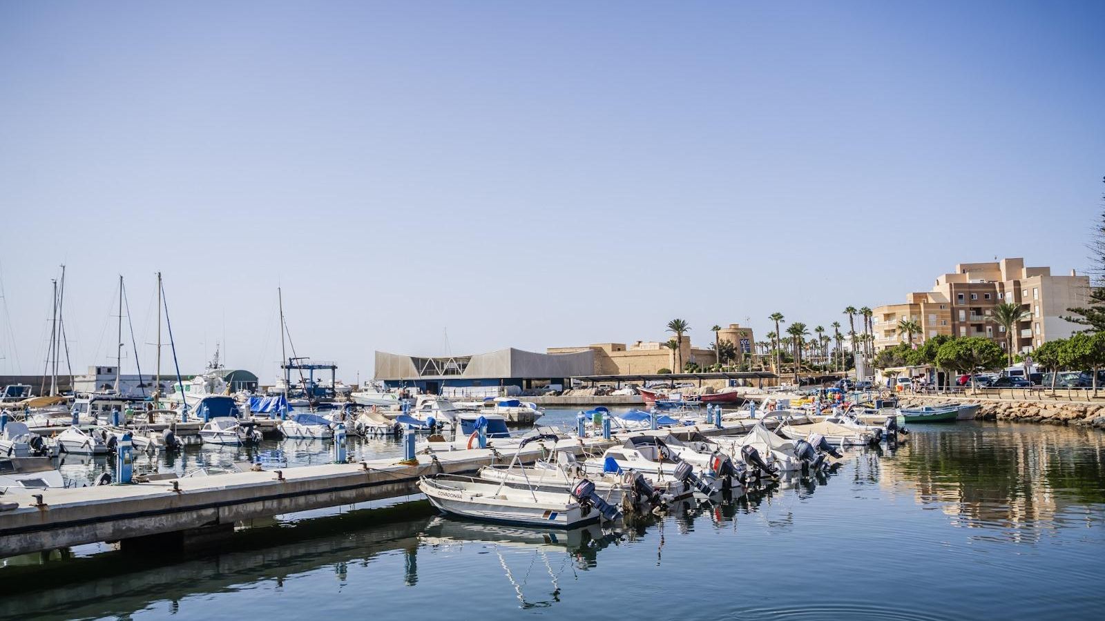 El Puerto de  Roquetas se está erigiendo en una instalación "moderna, adaptada a los nuevos tiempos".