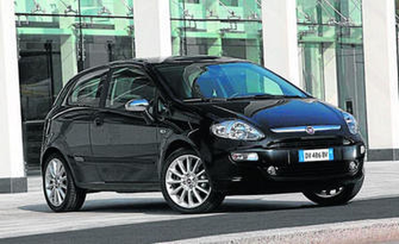 El Fiat Punto Evo propone marcadas intervenciones estéticas tanto en su parte frontal como en la parte trasera.