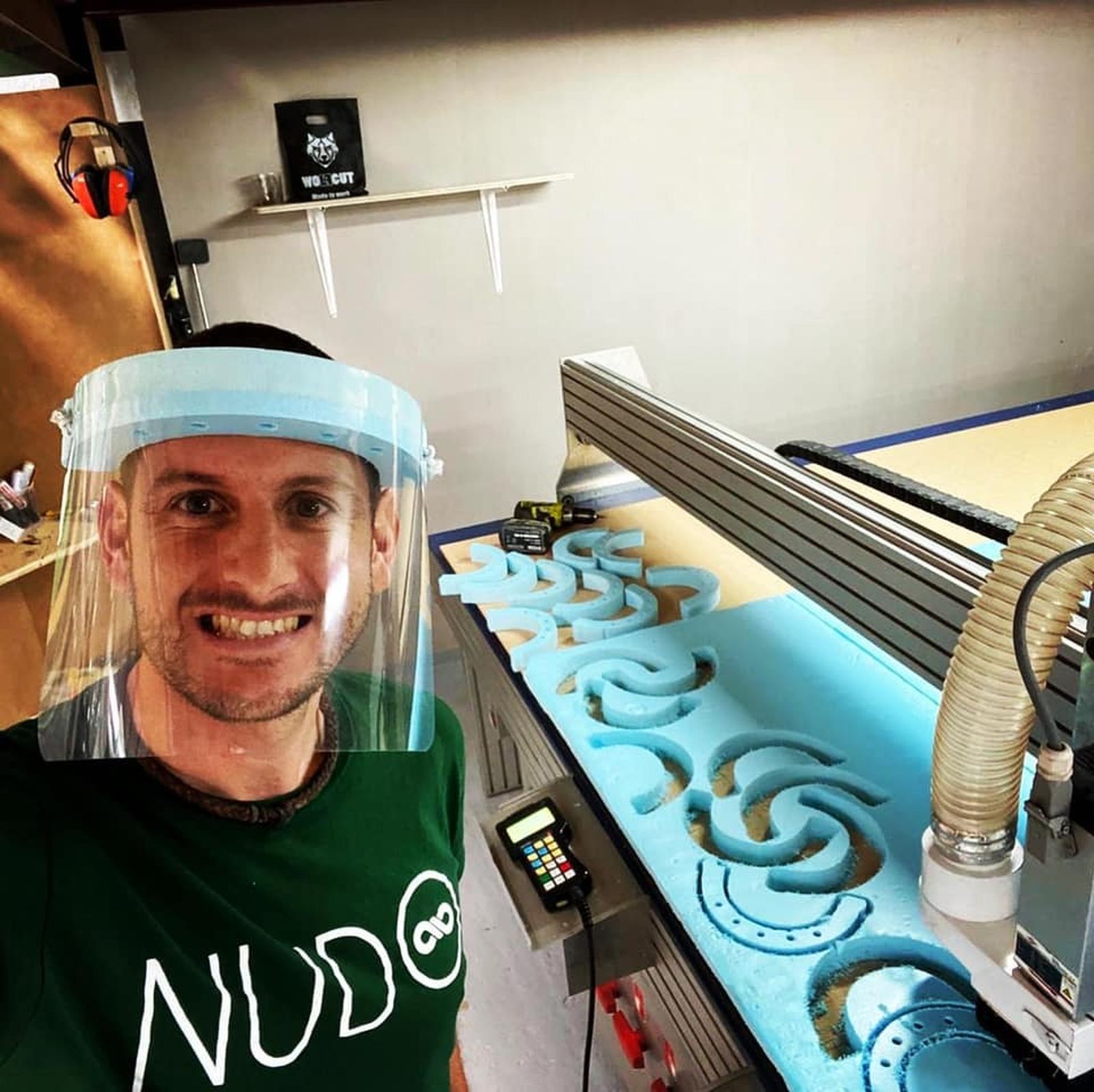 Un trabajador con una de las viseras.