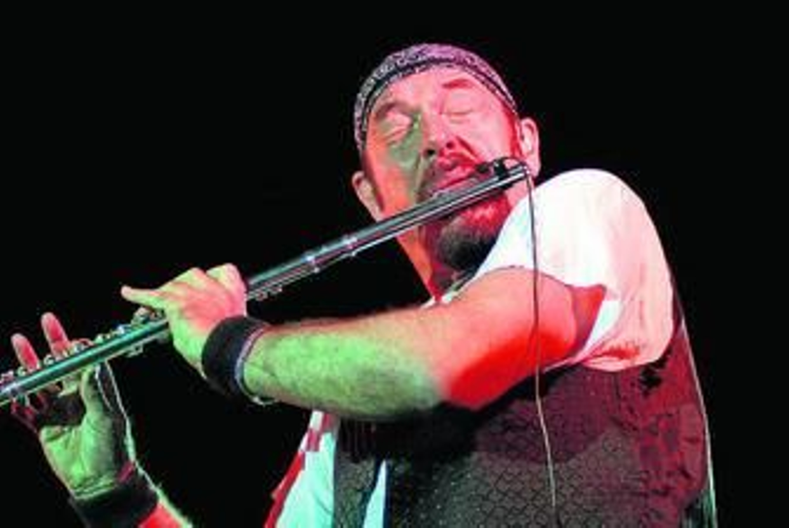 Ian Anderson, en plena inspiración a la flauta.