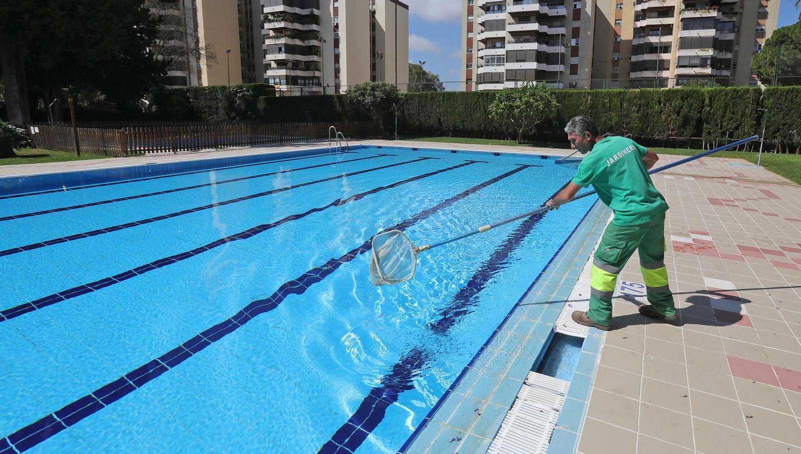 Labores de limpieza en una piscina privada, en una imagen de archivo.