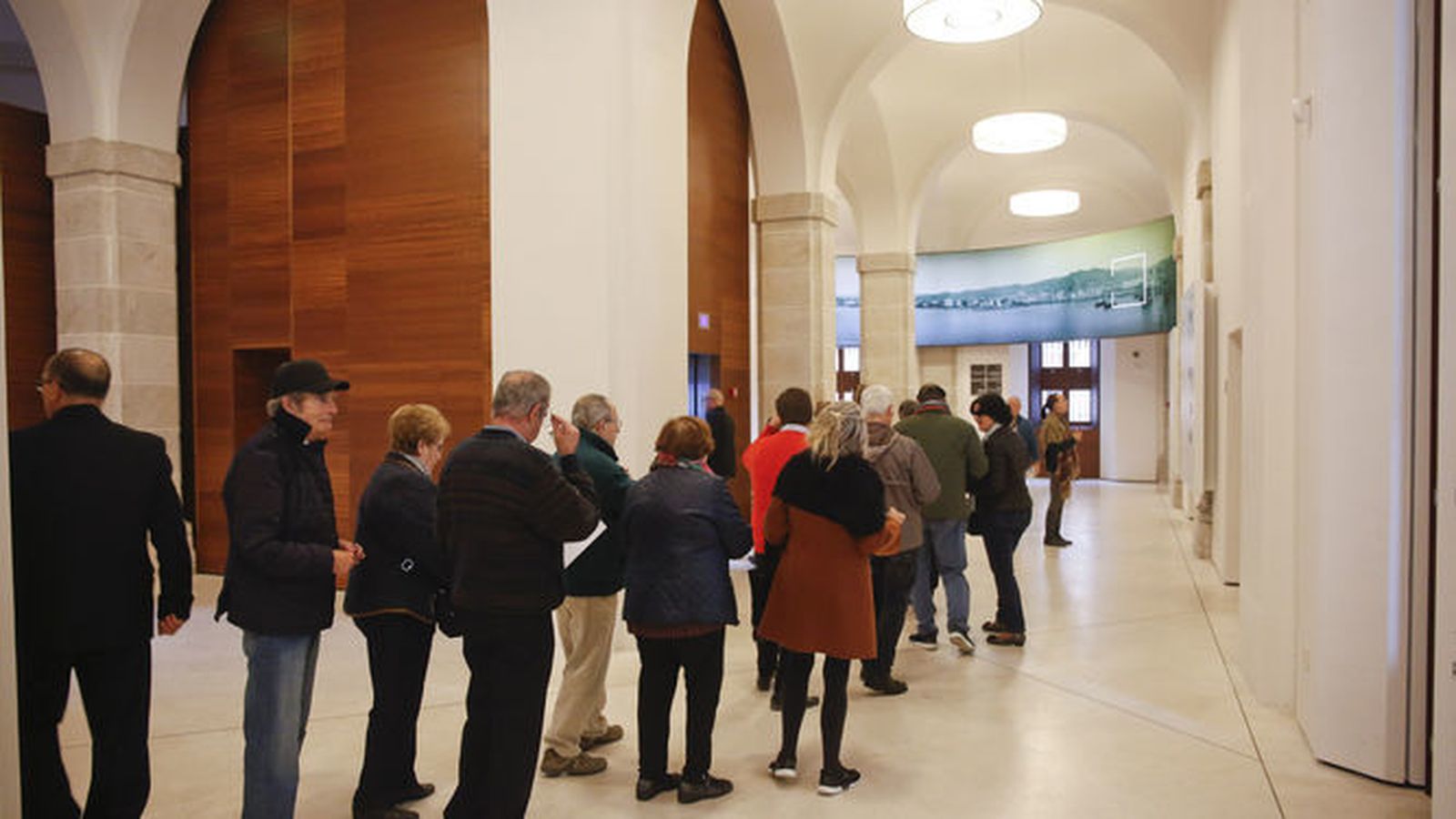 Colas de visitantes en el Museo de Málaga, en su primer día de apertura al público.