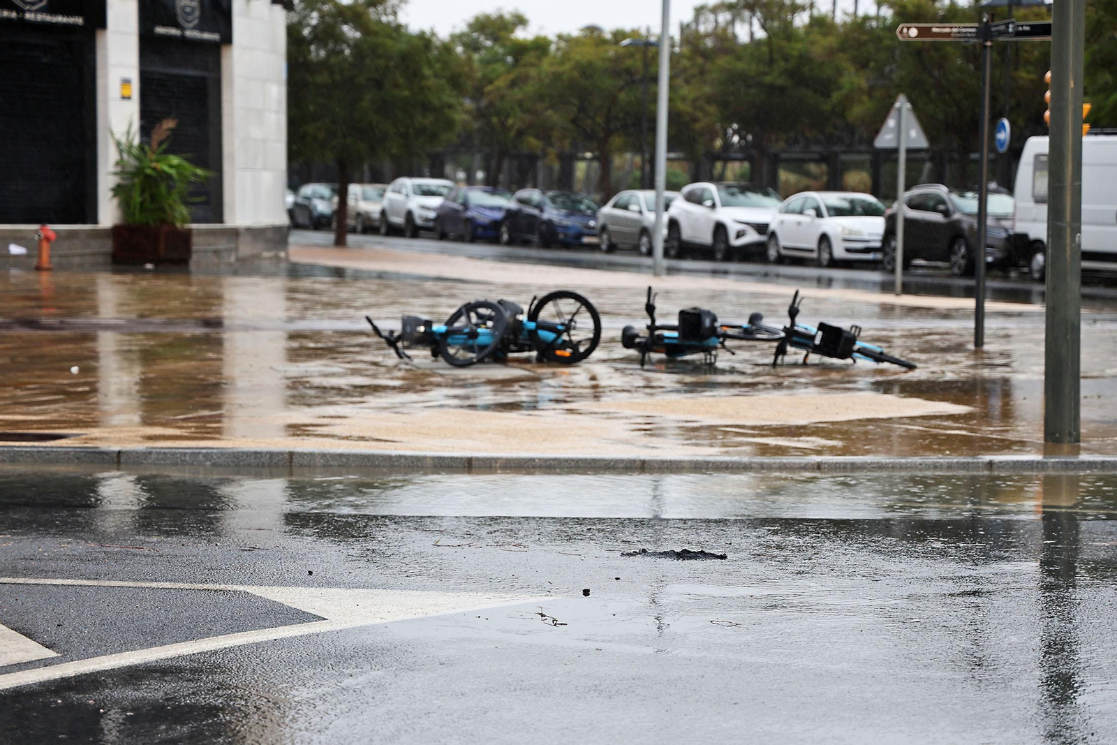 Imágenes del caos en Huelva por la borrasca Claudia con inundaciones, riadas y cortes de carreteras