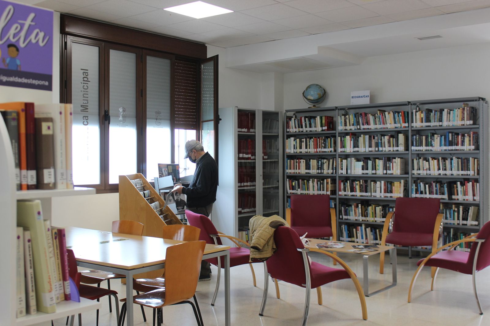 Un usuario consulta la prensa en la biblioteca municipal de Estepona.