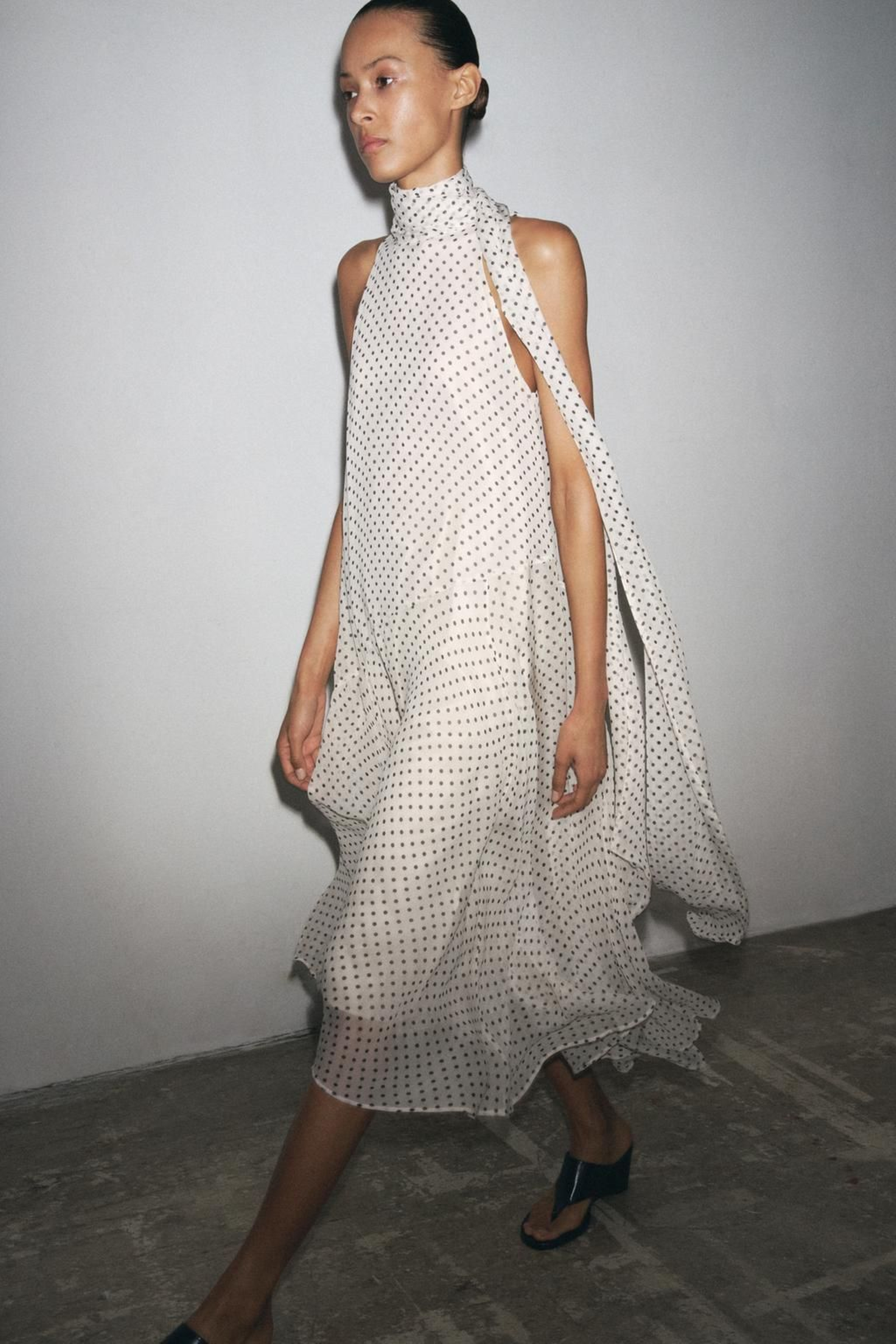 Vestido de lunares de Zara.