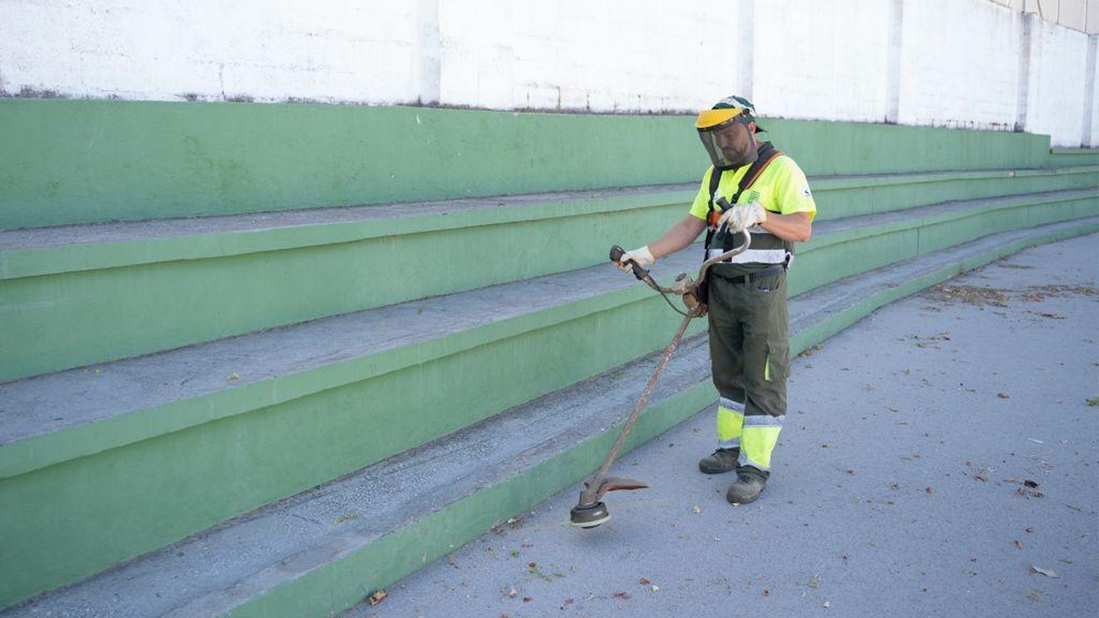 Labores de desbroce y preparativos para el curso en un colegio de San Fernando.