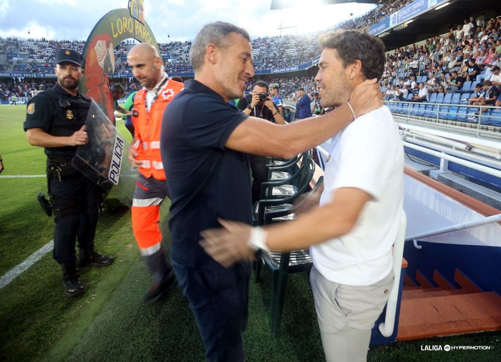 Óscar Cano y Rubi se saludan antes del comienzo del encuentro en el Heliodoro Rodríguez López.