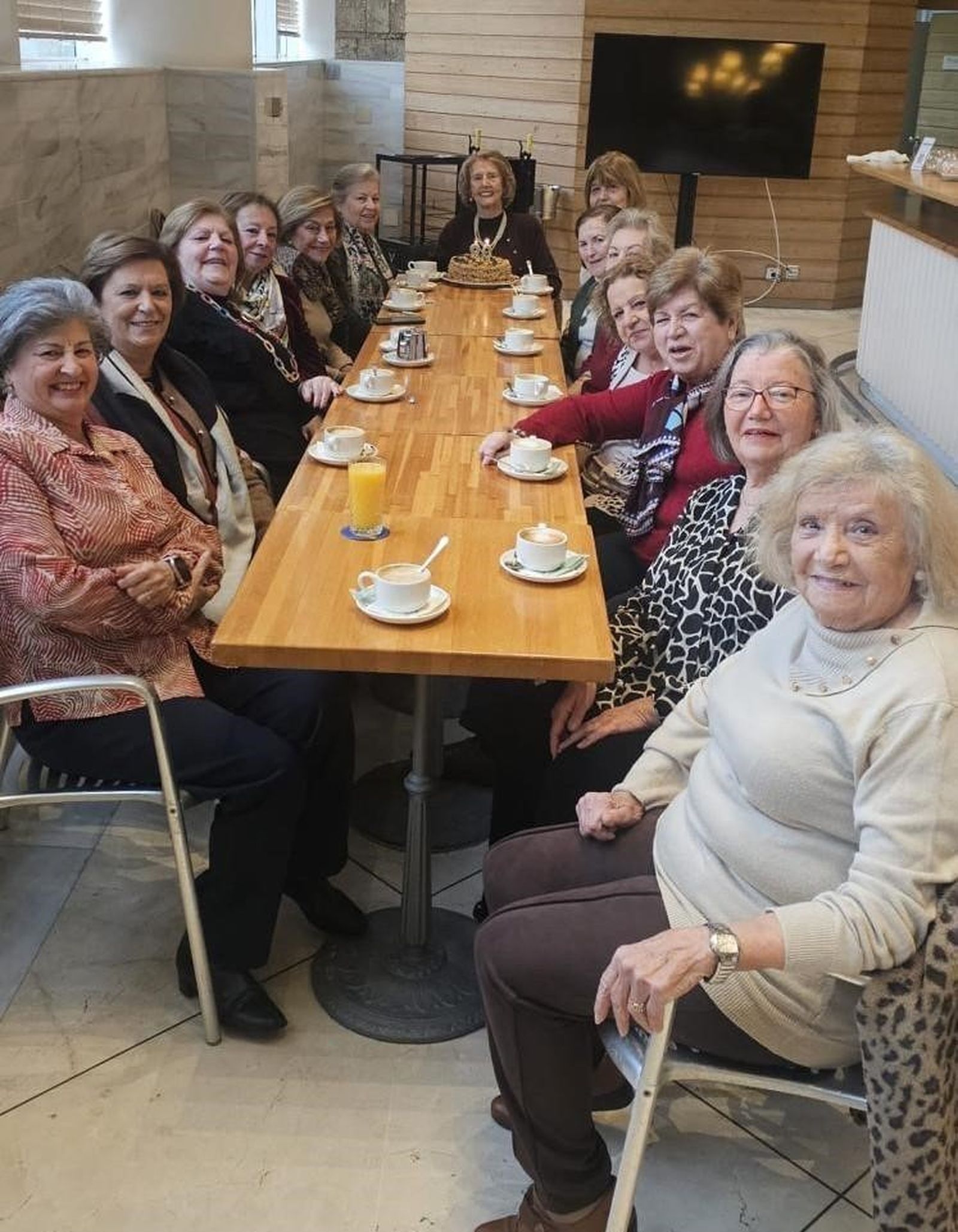 Socorro Martínez de Azagra durante la celebración con Sonía Benítez, Consuelo Mijares, Asunción Derlinchan, María Luisa Pérez, Angelita González, María Fernández, Juani, María del Carmen Risco, Pilar González, Ana María Toledo, Lola Sierra, Amalia Fernández e Isabel Escobar.