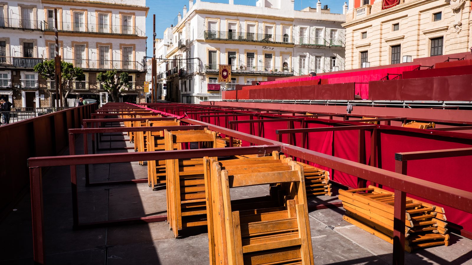 Colocando las sillas de la nueva Carrera Oficial.