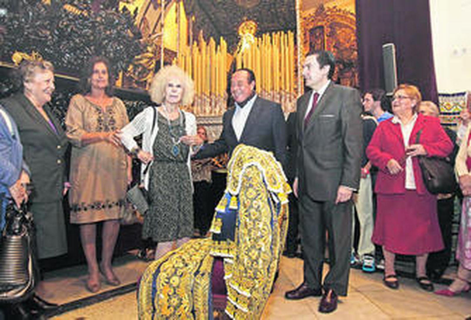 Curro Romero regala un traje a la Carretería