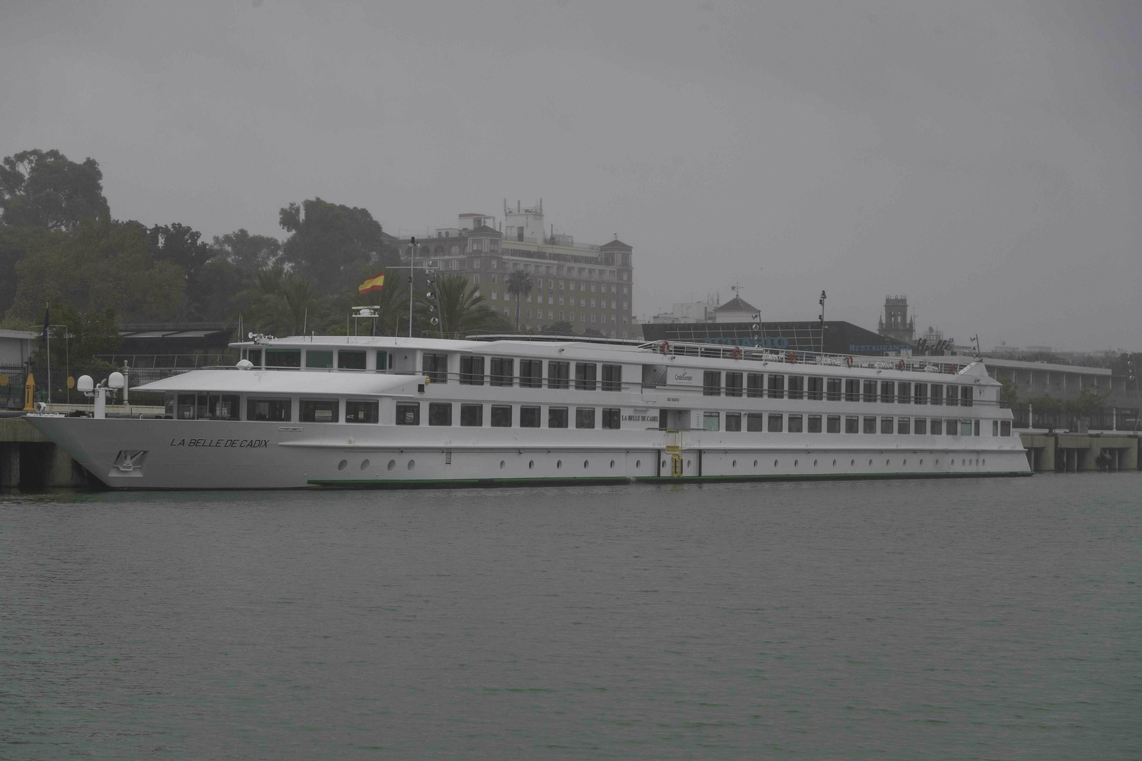Paseo por el río hasta la Zona Franca en una embarcación solar