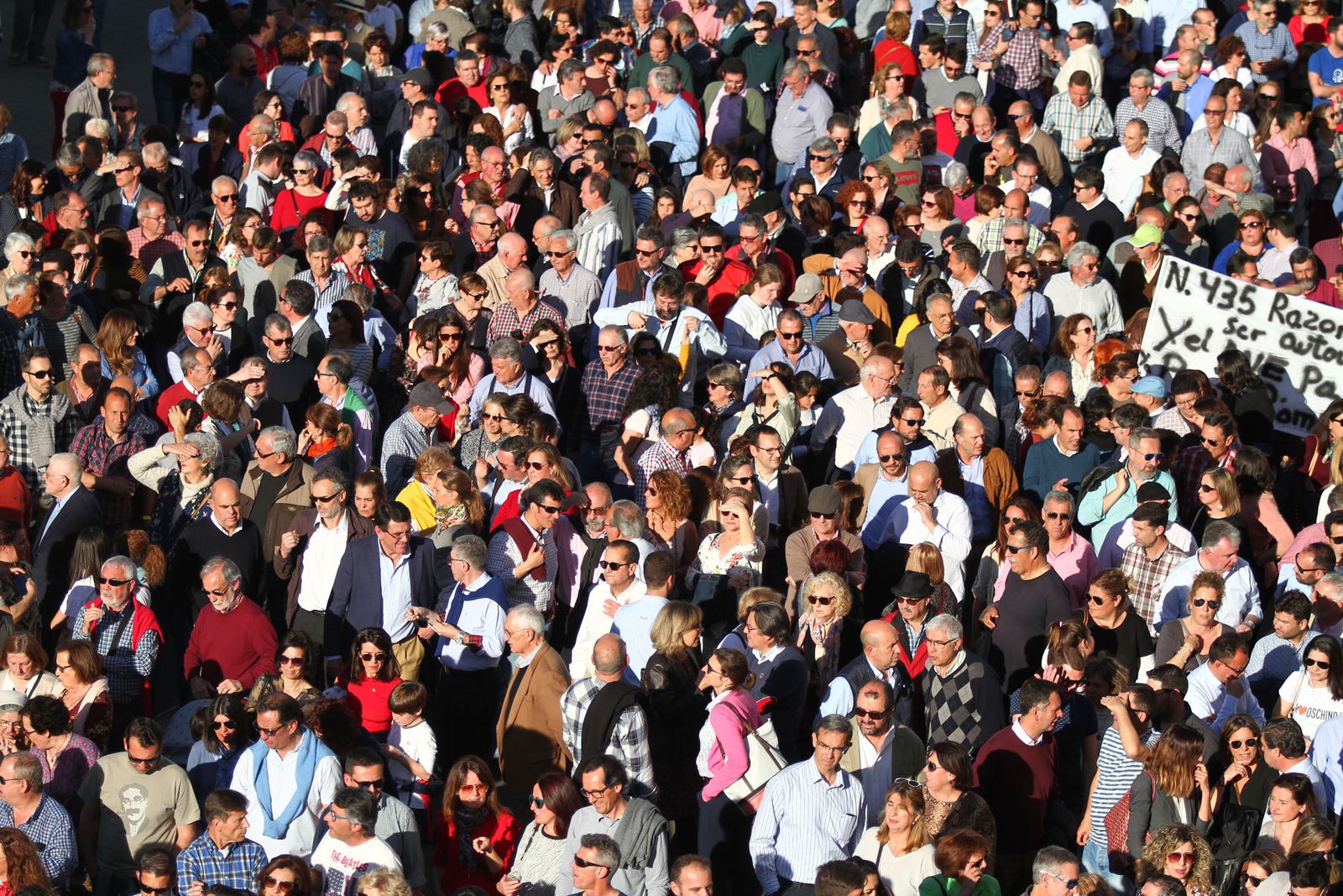 Los onubenses, durante el recorrido de la manifestación.