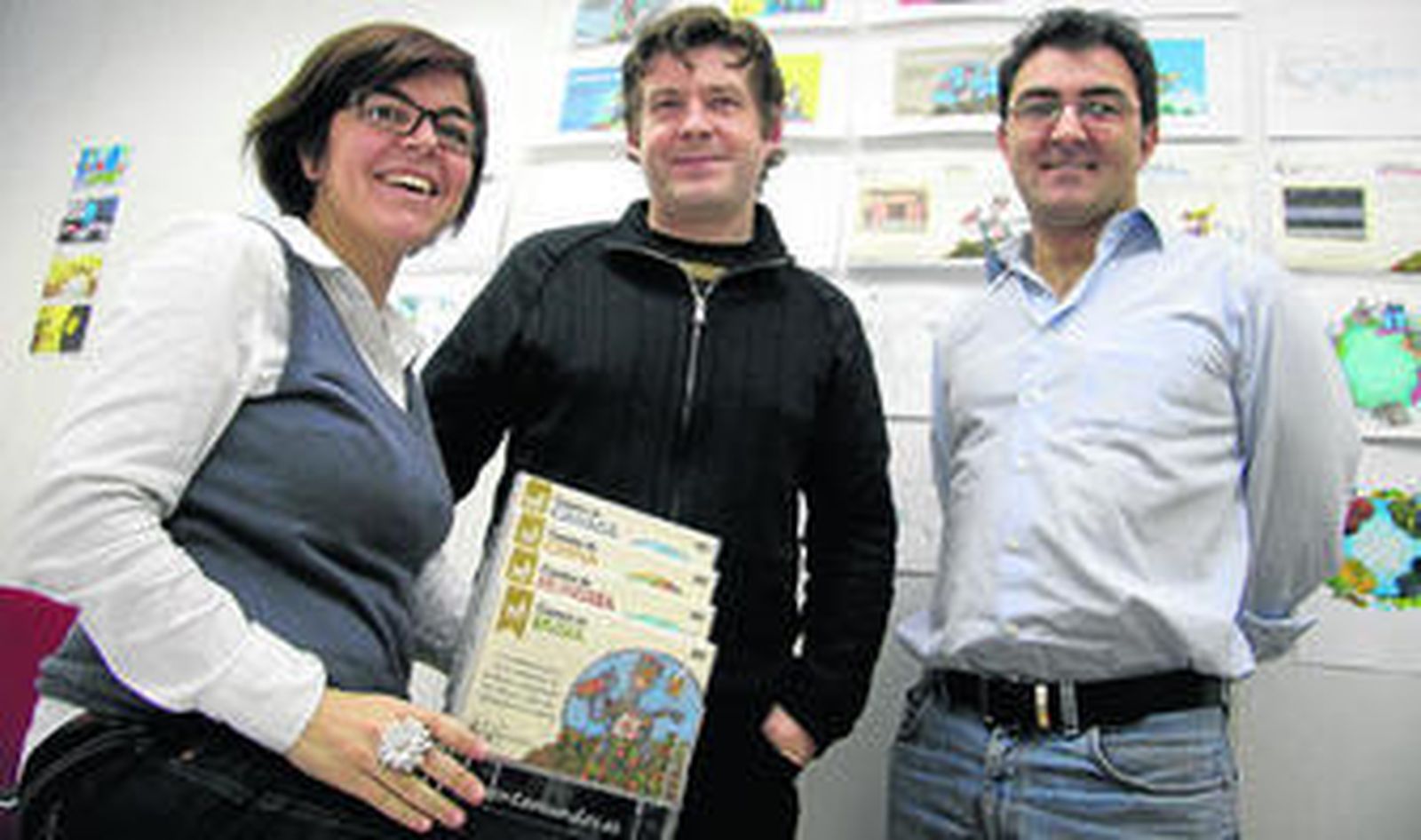 Los responsables de Animaula posan con las primeras entregas de 'Cuentamundos', dedicadas a China, Rusia, Canadá y Hungría.