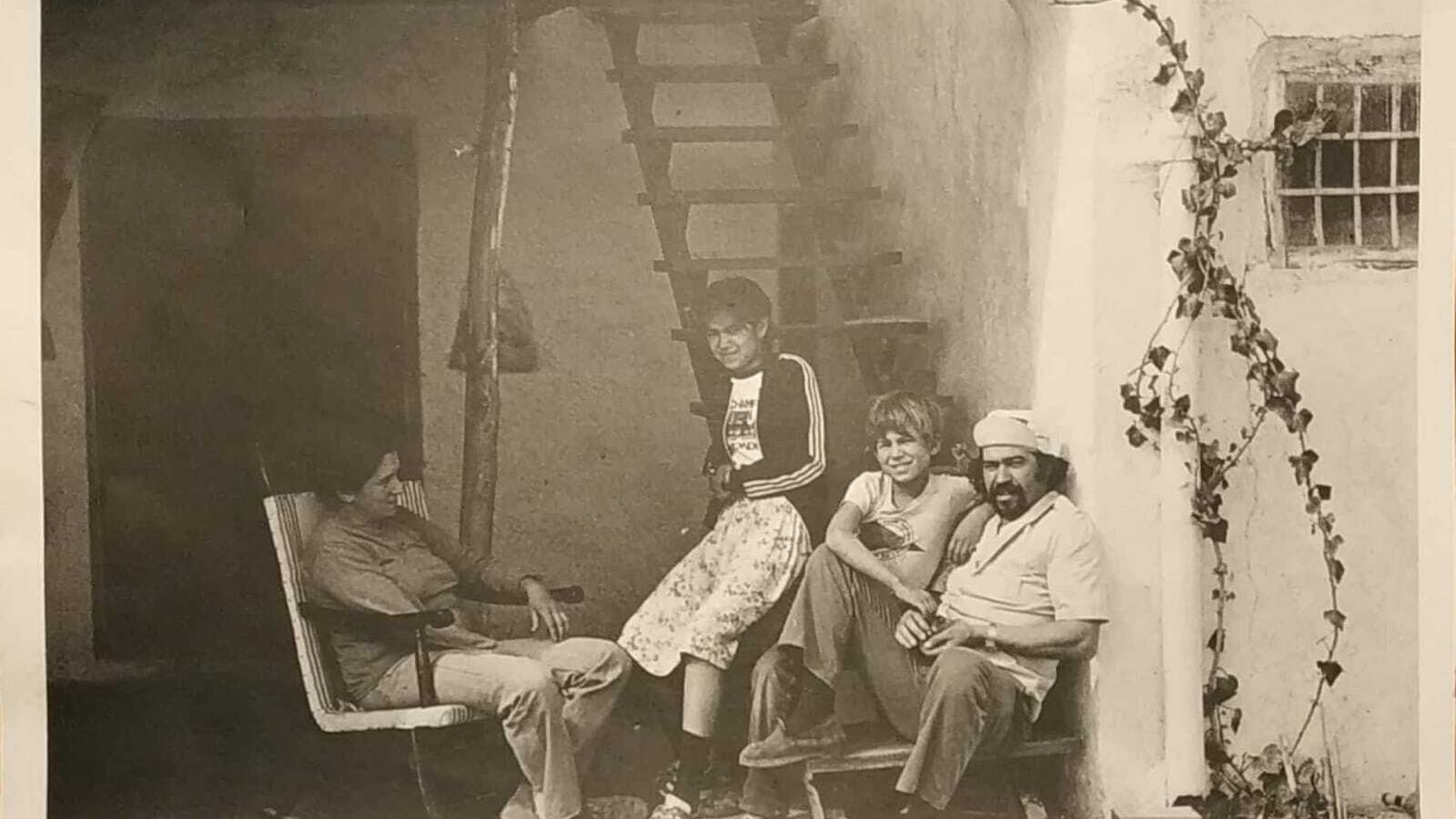 La familia recién llegada al cortijo.