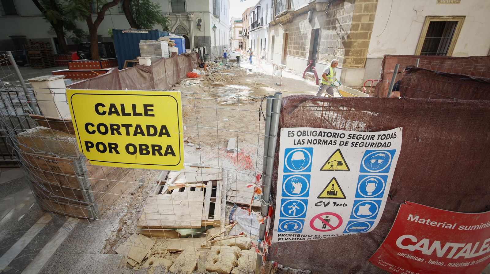 Aspecto que presentaban ayer las obras de reurbanización de la calle Oliva. Aspecto que presentaban ayer las obras de reurbanización de la calle Oliva.