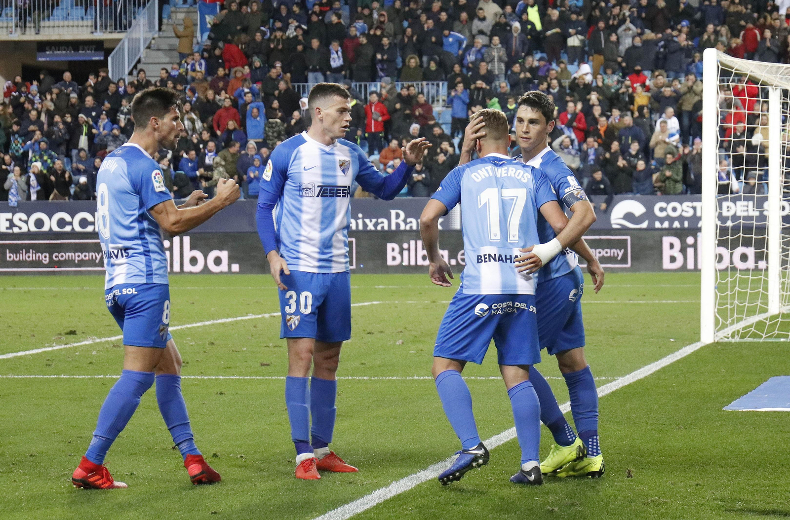 Ricca se abraza con sus compañeros en la celebración del gol
